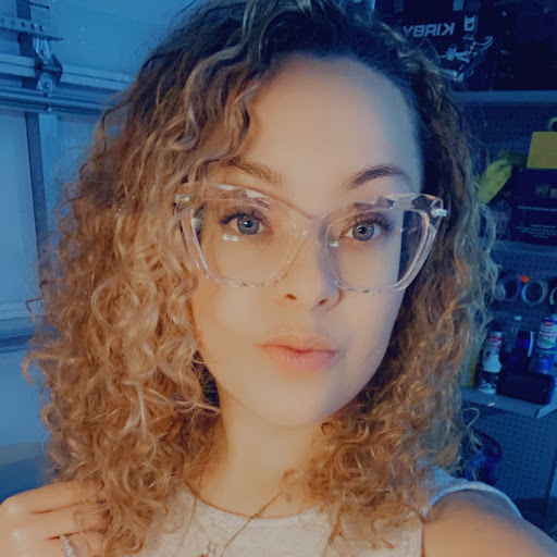 Maxine Martinez Photo 27