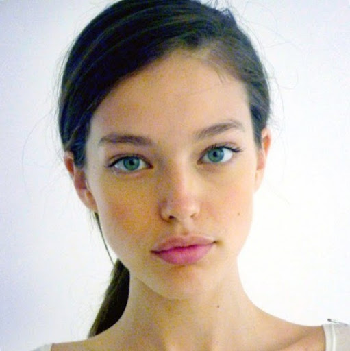 Ana Jones Photo 29