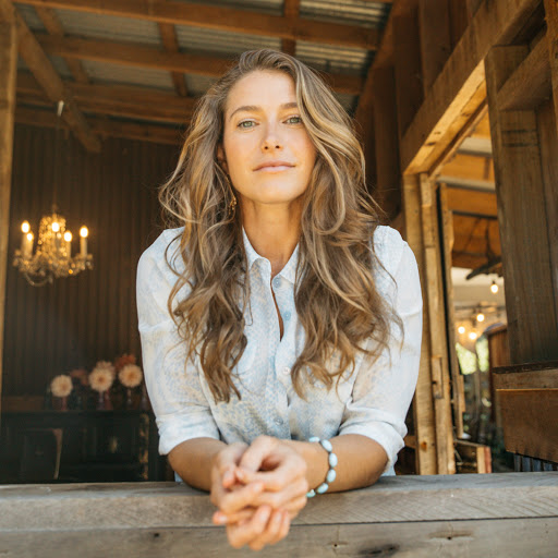 Caroline Jones Photo 43
