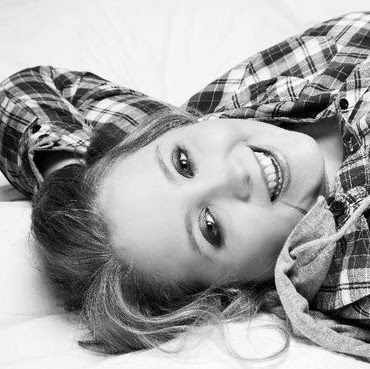 Robyn Marshall Photo 35
