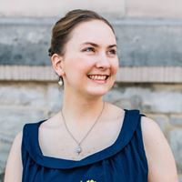 Emily Hare Photo 4