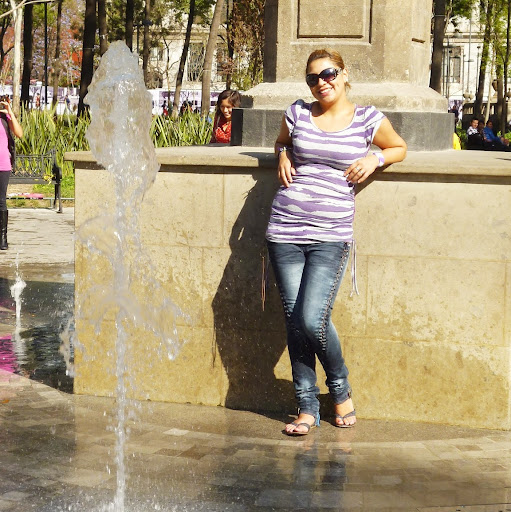 Elizabeth Villegas Photo 24