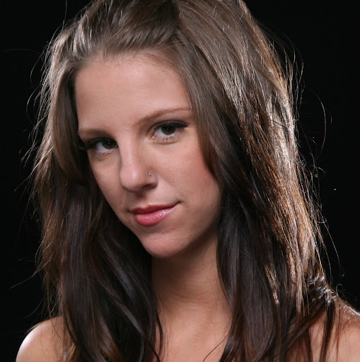 Mia Thompson Photo 38
