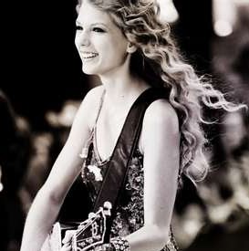 Caroline Swift Photo 35