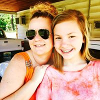 Elizabeth Helms Photo 11