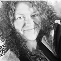 Kelly Little Photo 15