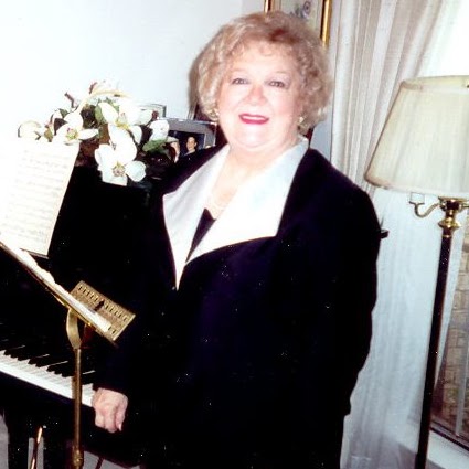 Anne Hanson Photo 18