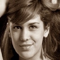 Elizabeth Fernandes Photo 26