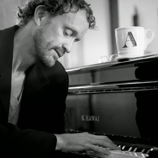 Alexander Smith Photo 35