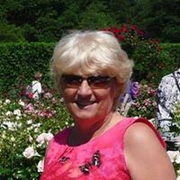 Elizabeth Davies Photo 28