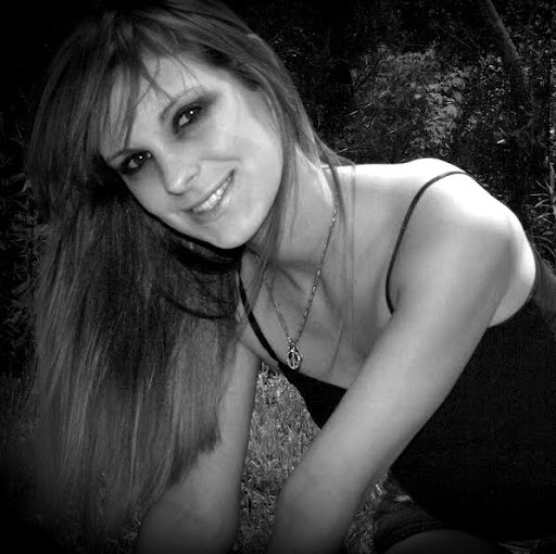 Amy Travis Photo 13