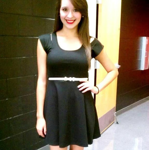 Danielle Flores Photo 36
