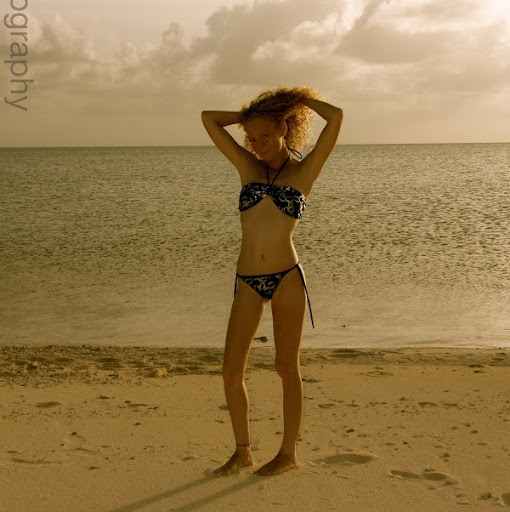Aimee Wells Photo 33