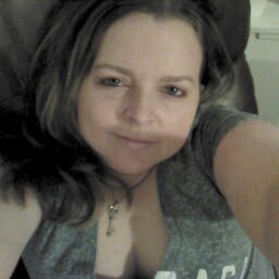 April Reynolds Photo 35