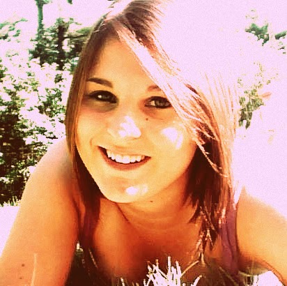 Sarah Sutherland Photo 14