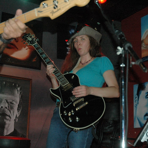 Erin Daniels Photo 25