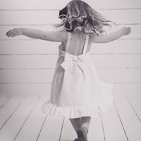 Leah Thompson Photo 23