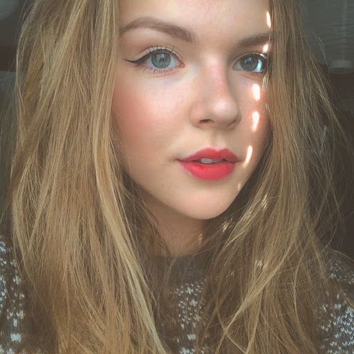 Julia Hall Photo 25
