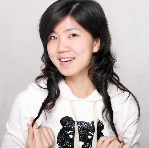 Lili Liu Photo 26