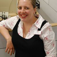 Elizabeth Lind Photo 26