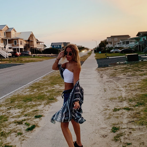 Danielle Dempsey Photo 12