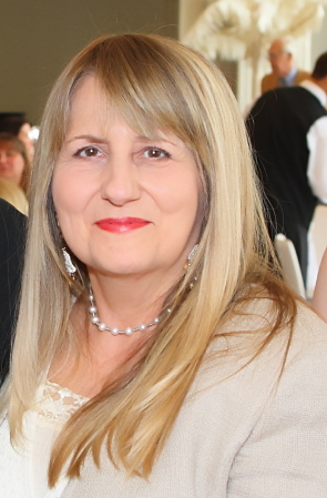 Laurie Larson Photo 32