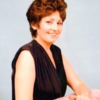 Linda Tucker Photo 21