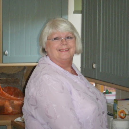Sandra Small Photo 26