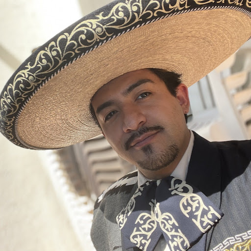 Alan Hernandez Photo 33