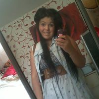 Holly Pickering Photo 2