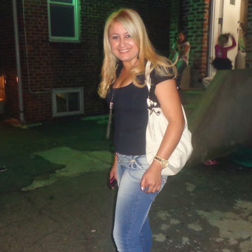 Elizabeth Fernandes Photo 22