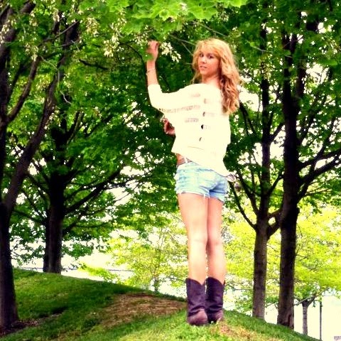 Rachel Land Photo 9