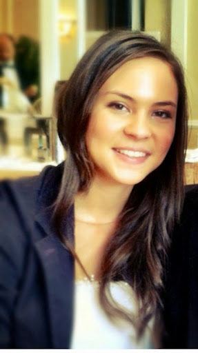 Ali Jacobson Photo 14