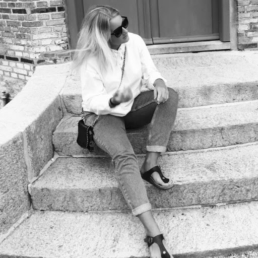 Julie Lund Photo 34