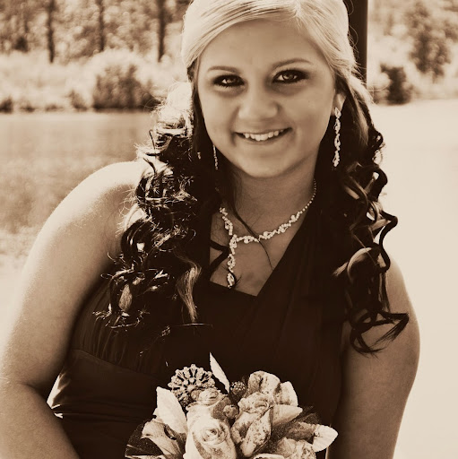Sarah Spires Photo 12