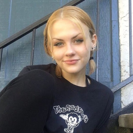 Elizabeth Carlile Photo 6