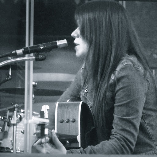 Elizabeth Valle Photo 25