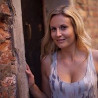 Robyn Yates Photo 19
