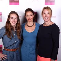 Laura Curtis Photo 43