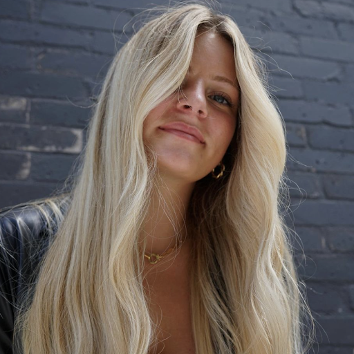 Caroline Reynolds Photo 12