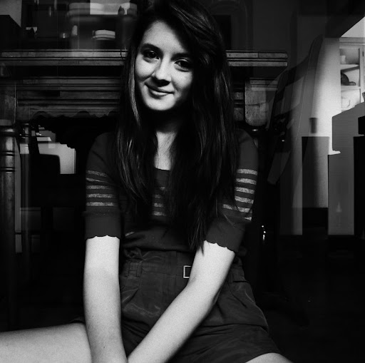 Lucy Simmons Photo 9