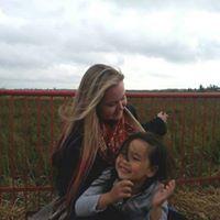 Laura Riddell Photo 17