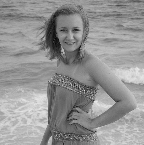 Emily Robertson Photo 25