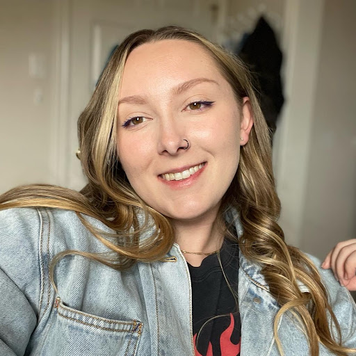 Sara Holmes Photo 22