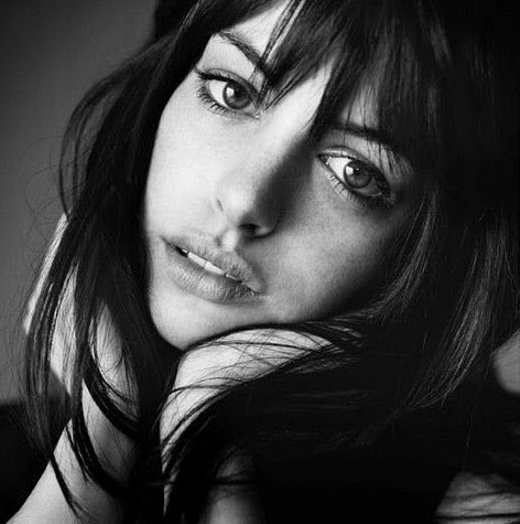 Ann Hathaway Photo 30