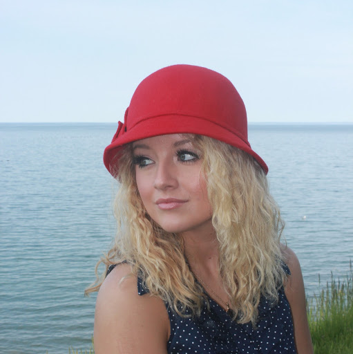 Elizabeth Leach Photo 8