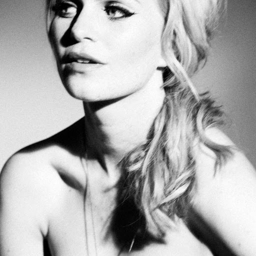 Esther Robinson Photo 38