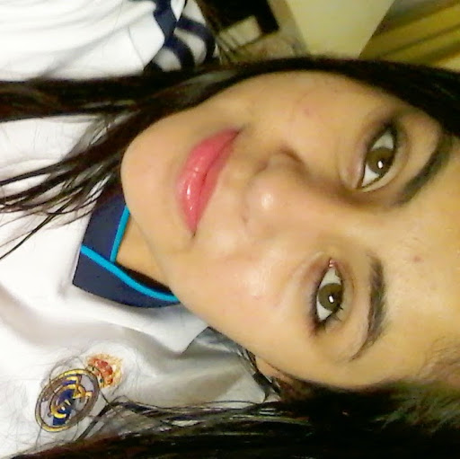 Julie Gomes Photo 29