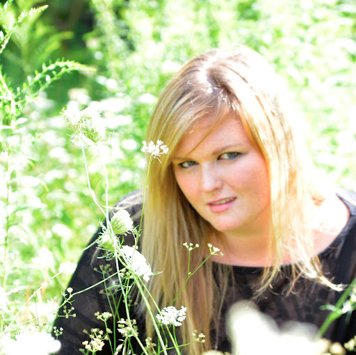 Vanessa Hutchinson Photo 5