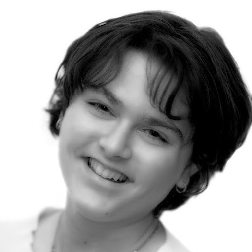 Elizabeth Logan Photo 18